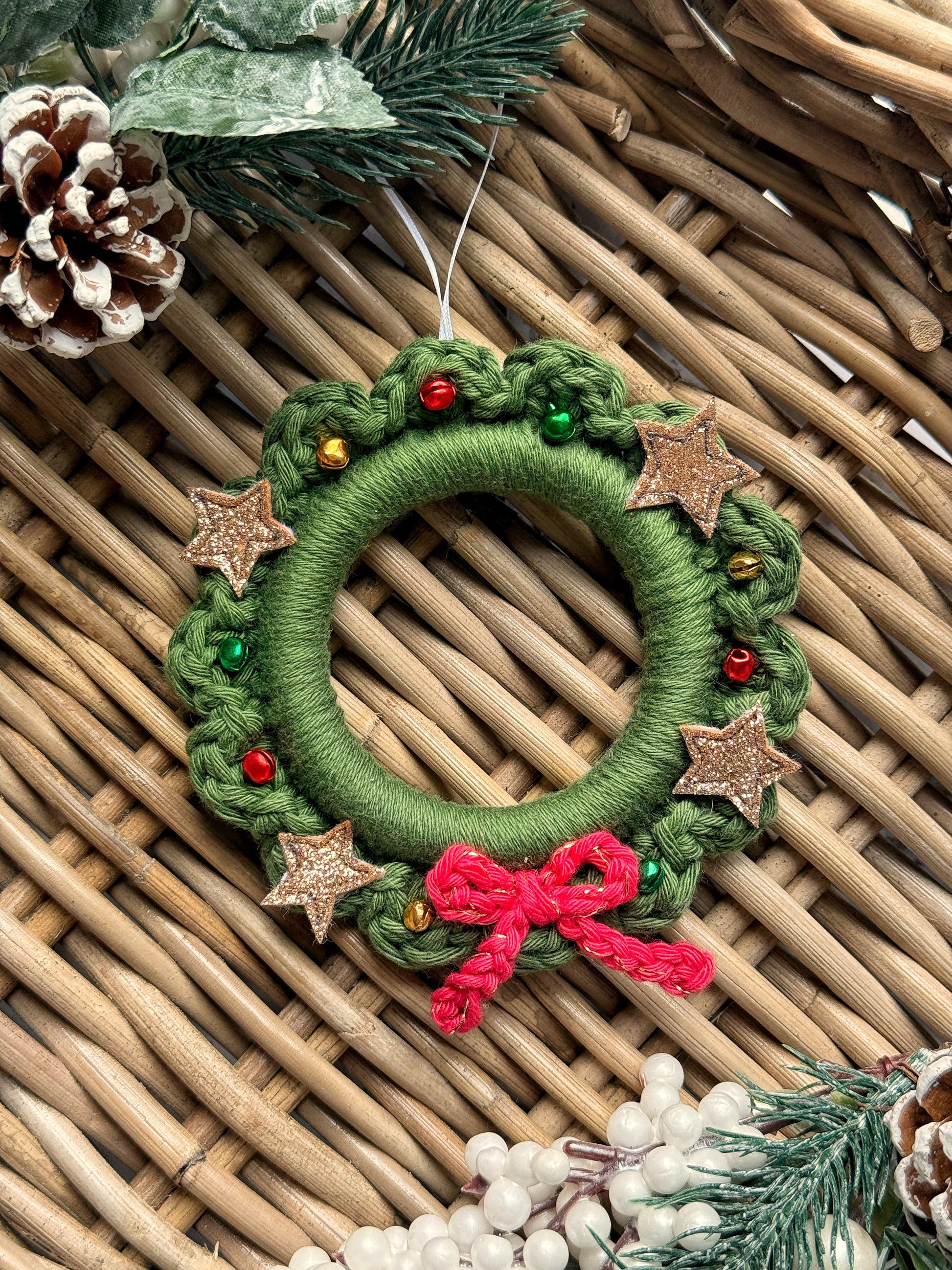 Crochet Christmas Wreath Decoration | Tink and Reu