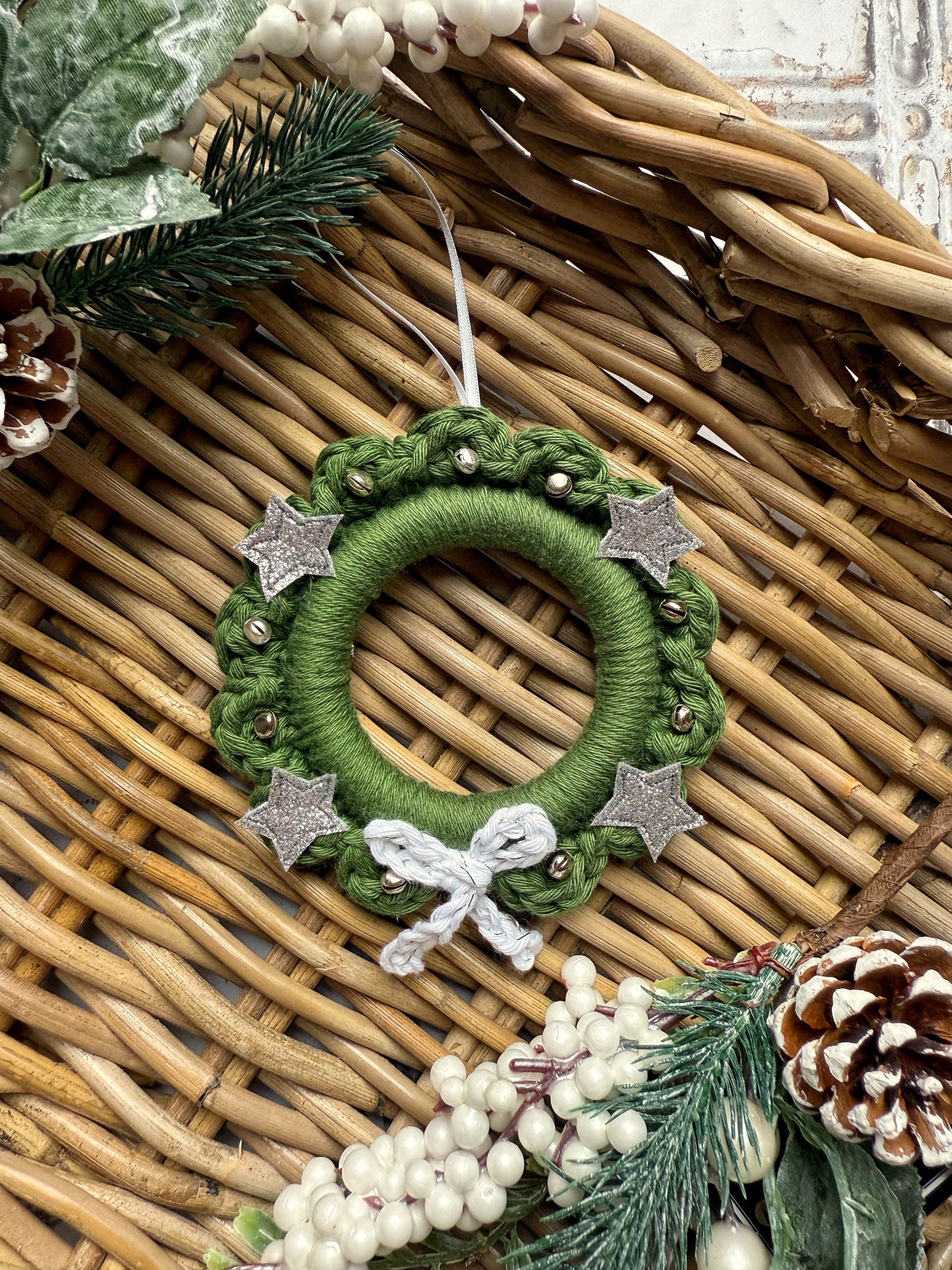 Crochet Christmas Wreath Decoration | Tink and Reu