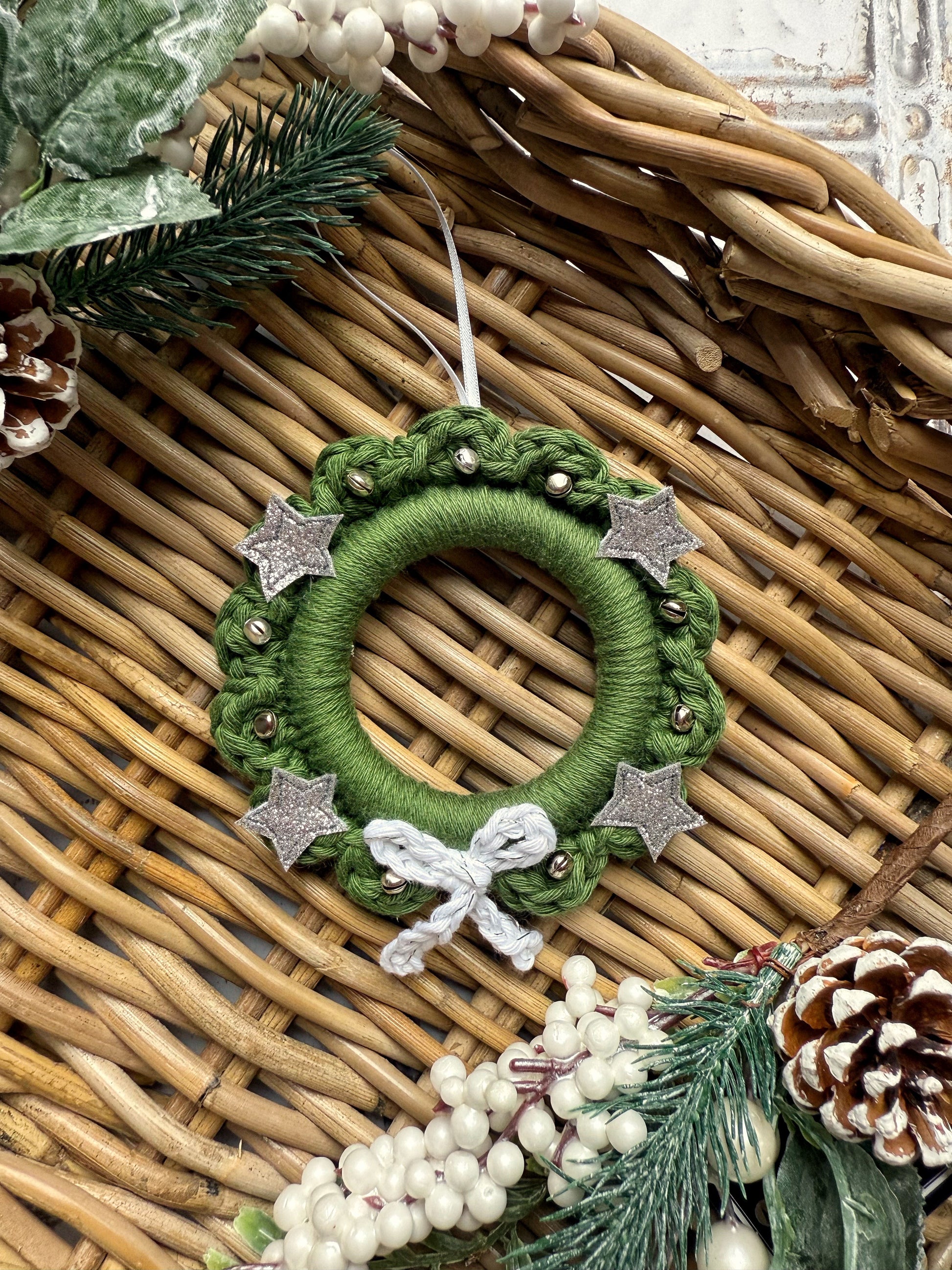 Crochet Christmas Wreath Decoration | Tink and Reu