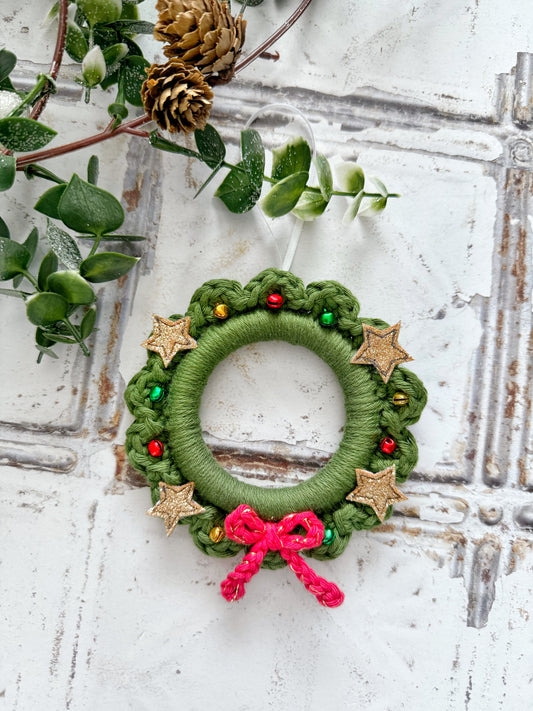 Crochet Christmas Wreath Decoration | Tink and Reu